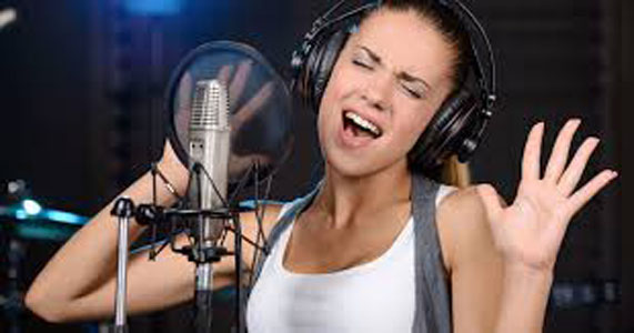 Como-aprender-a-cantar-puede-ayudarte-a-combatir-el-estres-y-la-presion-en-el-trabajo